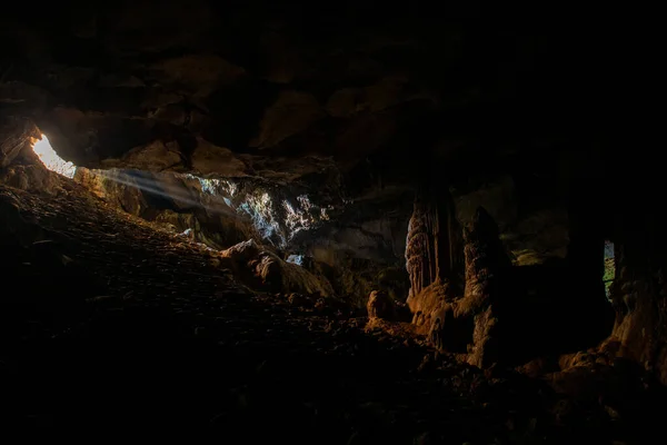 Sluneční Paprsky Uvnitř Jeskyně Vchodu Jeskyně Osvětlují Vnitřek Sluneční Paprsky — Stock fotografie