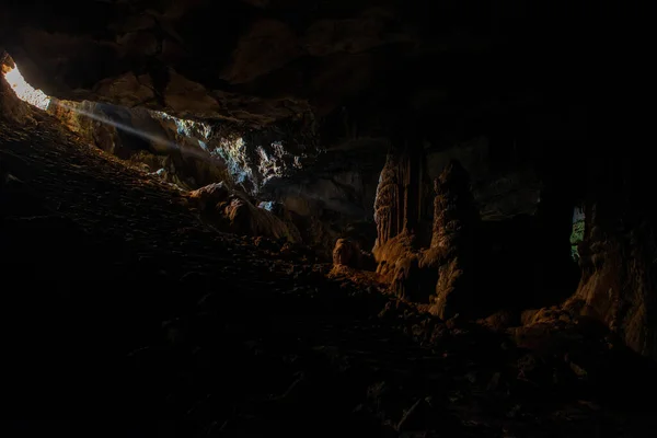 Grotte Éclairée Par Les Rayons Soleil Entrant Éclairant Chambre Centrale — Photo