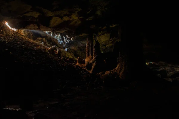 Sonnenstrahlen Der Höhle Vom Höhleneingang Aus Erleuchten Sonnenstrahlen Das Innere — Stockfoto