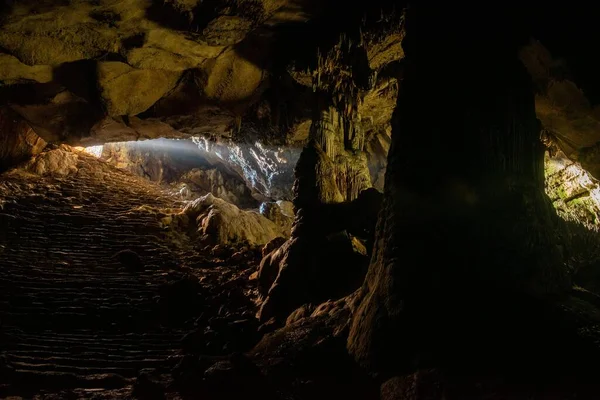 Rayos Sol Dentro Cueva Desde Entrada Cueva Los Rayos Sol — Foto de Stock