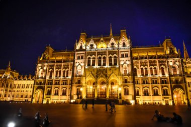 Budapeşte - Macaristan 'ın sihirli başkenti - Parlamento arkadan, gece görüşü