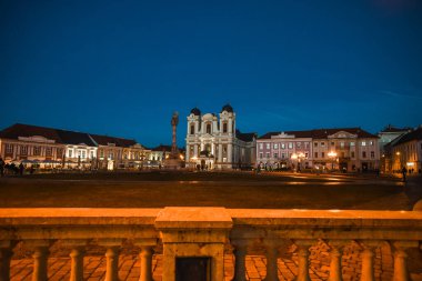 İnanılmaz Romanya - Timisoara - Aziz George Romano-Katolik Kubbesi, Birlik Meydanı