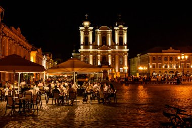 İnanılmaz Romanya - Timisoara - Aziz George Romano-Katolik Kubbesi, Birlik Meydanı