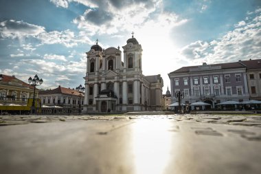 İnanılmaz Romanya - Timisoara - Aziz George Romano-Katolik Kubbesi, Birlik Meydanı