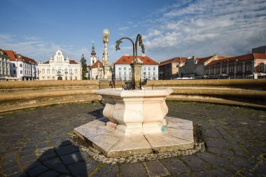İnanılmaz Romanya - Timisoara - Birlik Meydanı, çevreleyen renkli binaların geniş manzarası