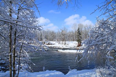 Münih 'teki isar nehri. Buz gibi kar, kış mevsimi. Güzel doğa manzarası, mavi gökyüzü.