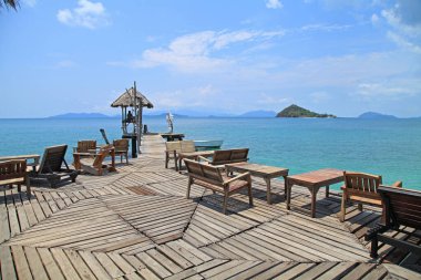 Yazın Koh mak Adası, Trat, Tayland 'da Hindistan cevizi mavisi gökyüzü kokteyl barı.