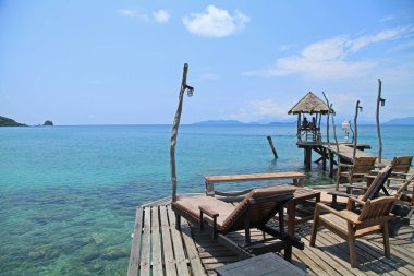 Yazın Koh mak Adası, Trat, Tayland 'da Hindistan cevizi mavisi gökyüzü kokteyl barı.