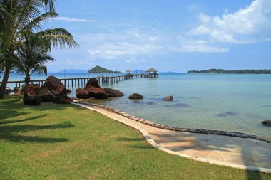 Yazın Koh mak Adası, Trat, Tayland 'da Hindistan cevizi mavisi gökyüzü kokteyl barı.