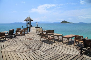 Yazın Koh mak Adası, Trat, Tayland 'da Hindistan cevizi mavisi gökyüzü kokteyl barı.