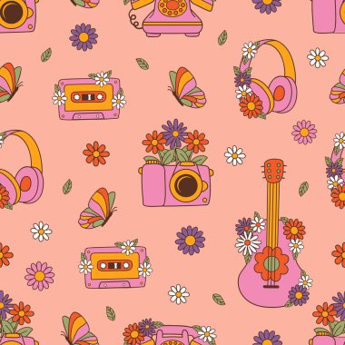 Kamera, gitar, kaset, kulaklık ve telefonla kusursuz bir düzen.