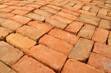 Yığının içinde hazır pişmiş tuğla var.