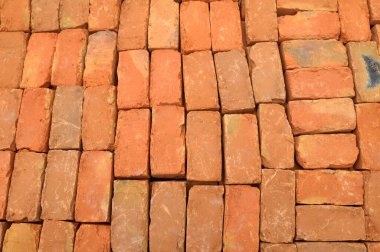 Yığının içinde hazır pişmiş tuğla var.