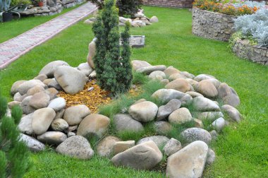 Bahçedeki peyzaj, park, meydan, dinlenme alanındaki modern tasarım parçaları.