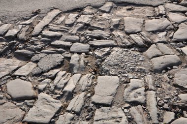 Yolun asfaltlandığı eski taş kaldırım taşları.