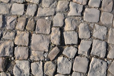 Yolun asfaltlandığı eski taş kaldırım taşları.