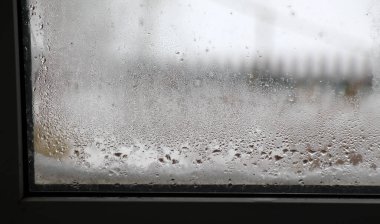 Soğutma ve yüksek nem nedeniyle metal plastik camlar buğulanıyor