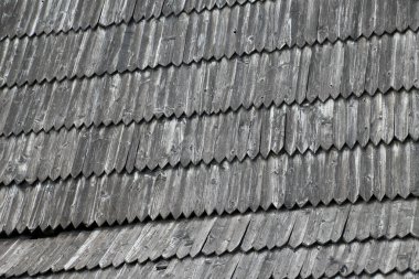 Eski binanın çatısı ahşap kiremitlerle kaplı.