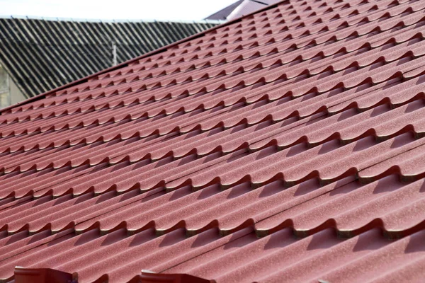 Dom Którego Dach Pokryty Jest Metalowymi Dachówkami — Zdjęcie stockowe