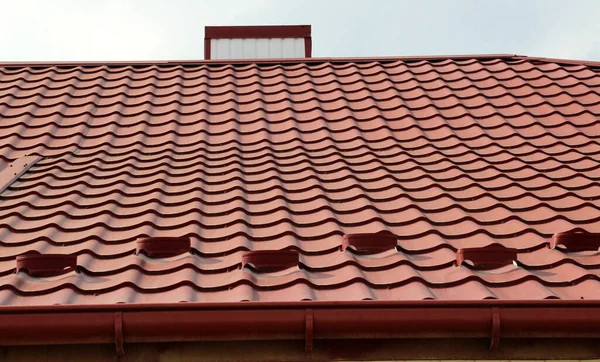 Σπίτι Οροφή Του Οποίου Είναι Καλυμμένη Μεταλλικά Πλακάκια — Φωτογραφία Αρχείου