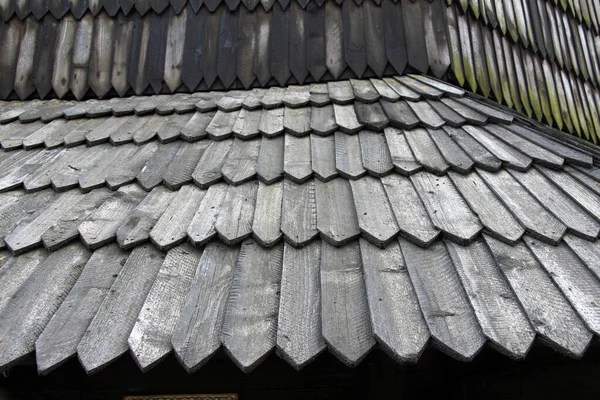 Telhado Edifício Velho Coberto Com Telhas Madeira — Fotografia de Stock