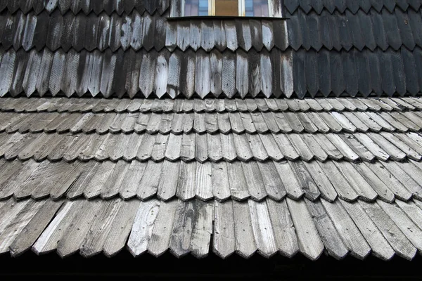 Das Dach Des Altbaus Ist Mit Holzziegeln Gedeckt — Stockfoto