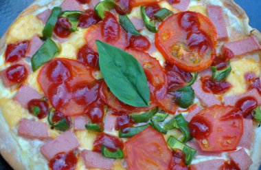 Çeşitli malzemelerle hazırlanmış ve pişirilmiş pizza.