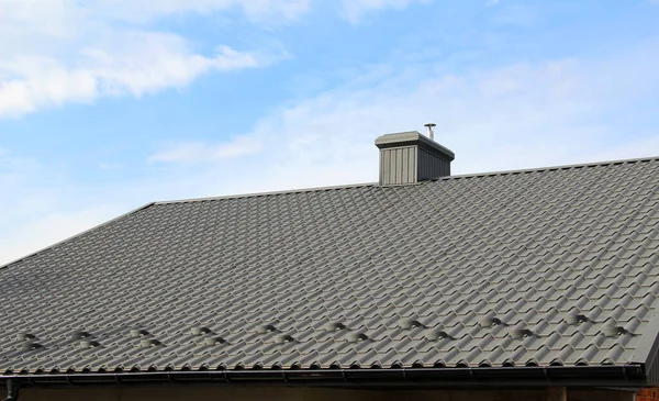 Çatısı Metal Kiremitlerle Kaplı Olan — Stok fotoğraf