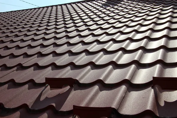 Het Huis Waarvan Het Dak Bedekt Met Metalen Tegels — Stockfoto