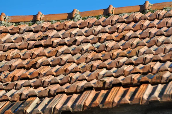 Atap Rumah Adalah Ubin Keramik Merah Tua — Stok Foto