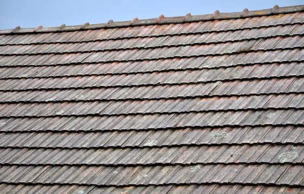 房子的屋顶上有一块红色的旧瓷砖 — 图库照片