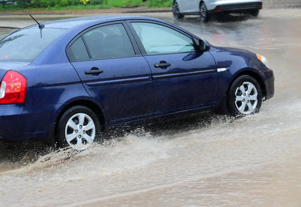 Auto Wielen Het Water Bij Zware Regenval — Stockfoto