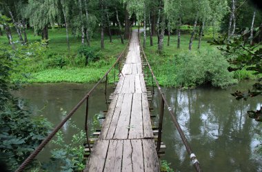 Küçük bir nehir üzerinde tahta bir köprü.