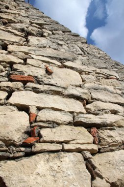 Doğal taştan yapılmış eski bir duvar.