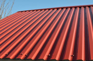 Çatıyı örtmek için bir metal levha kullanılıyor