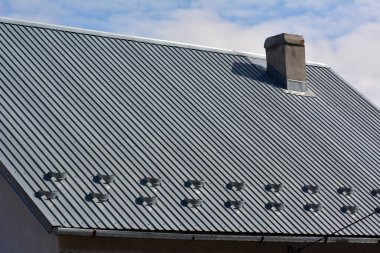 Çatıyı örtmek için bir metal levha kullanılıyor