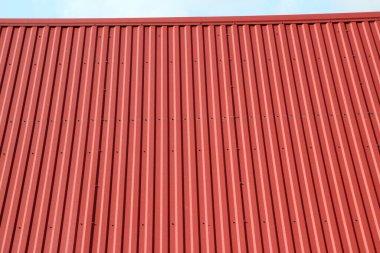 Çatıyı örtmek için bir metal levha kullanılıyor