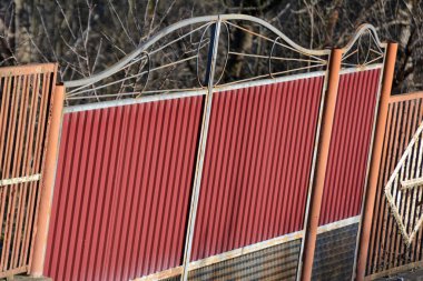 Metal bir profilden monte edilen çit.