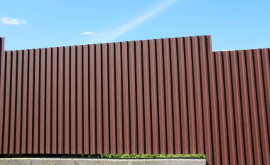 Metal bir profilden monte edilen çit.