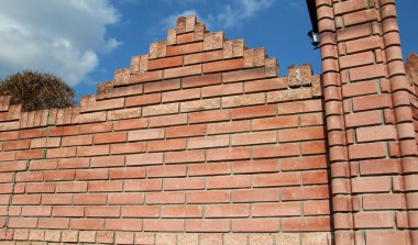 Bir tuğla duvarın dekoratif bir parçası.