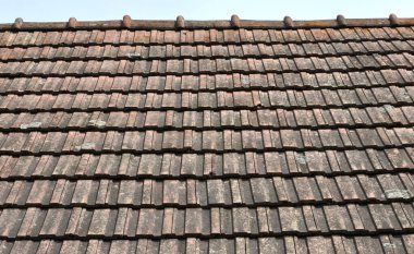 Evin çatısında eski kırmızı seramik bir fayans var.