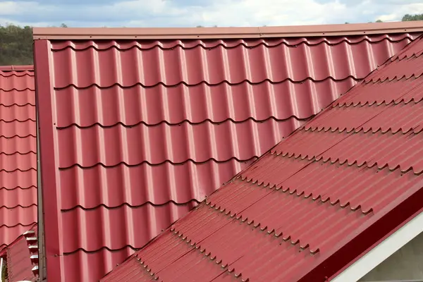 stock image The house, the roof of which is covered with metal tiles
