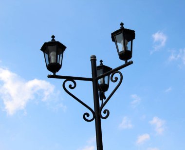 Eski şehirde sokak lambaları eski moda.