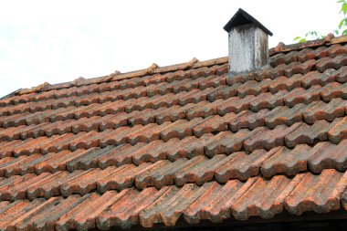 Evin çatısında eski kırmızı seramik bir fayans var.