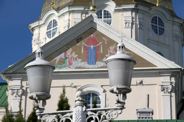 Pochaiv Assumption Lavra 'nın binalarından biri, Ukrayna' da bir Ortodoks erkek manastırı, Pochaiv şehrinde..