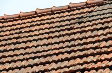 Evin çatısında eski kırmızı seramik bir fayans var.