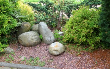 Bahçedeki peyzaj, park, meydan, dinlenme alanındaki modern tasarım parçaları.