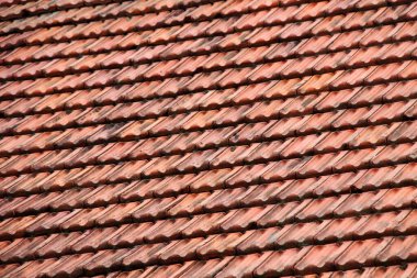 Evin çatısı eski kırmızı seramik fayanslarla kaplı.