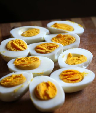 Haşlanmış tavuk yumurtaları mutfak tahtasında ikiye bölünmüş.