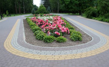 Bahçedeki peyzaj, park, meydan, dinlenme alanındaki modern tasarım parçaları.